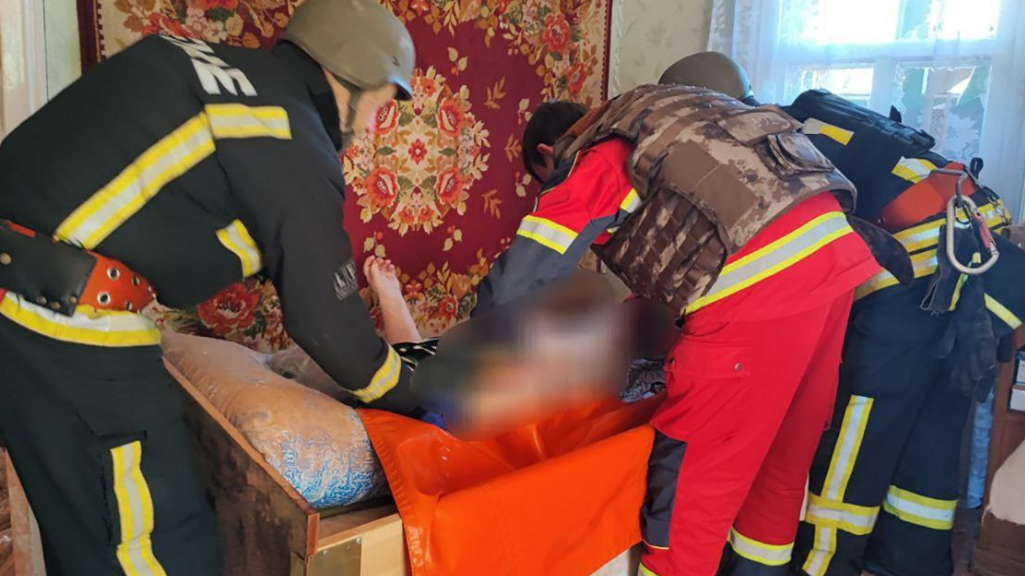 Харківщина: рятувальники та медики транспортували жінку зі зруйнованої ворожими обстрілами оселі 